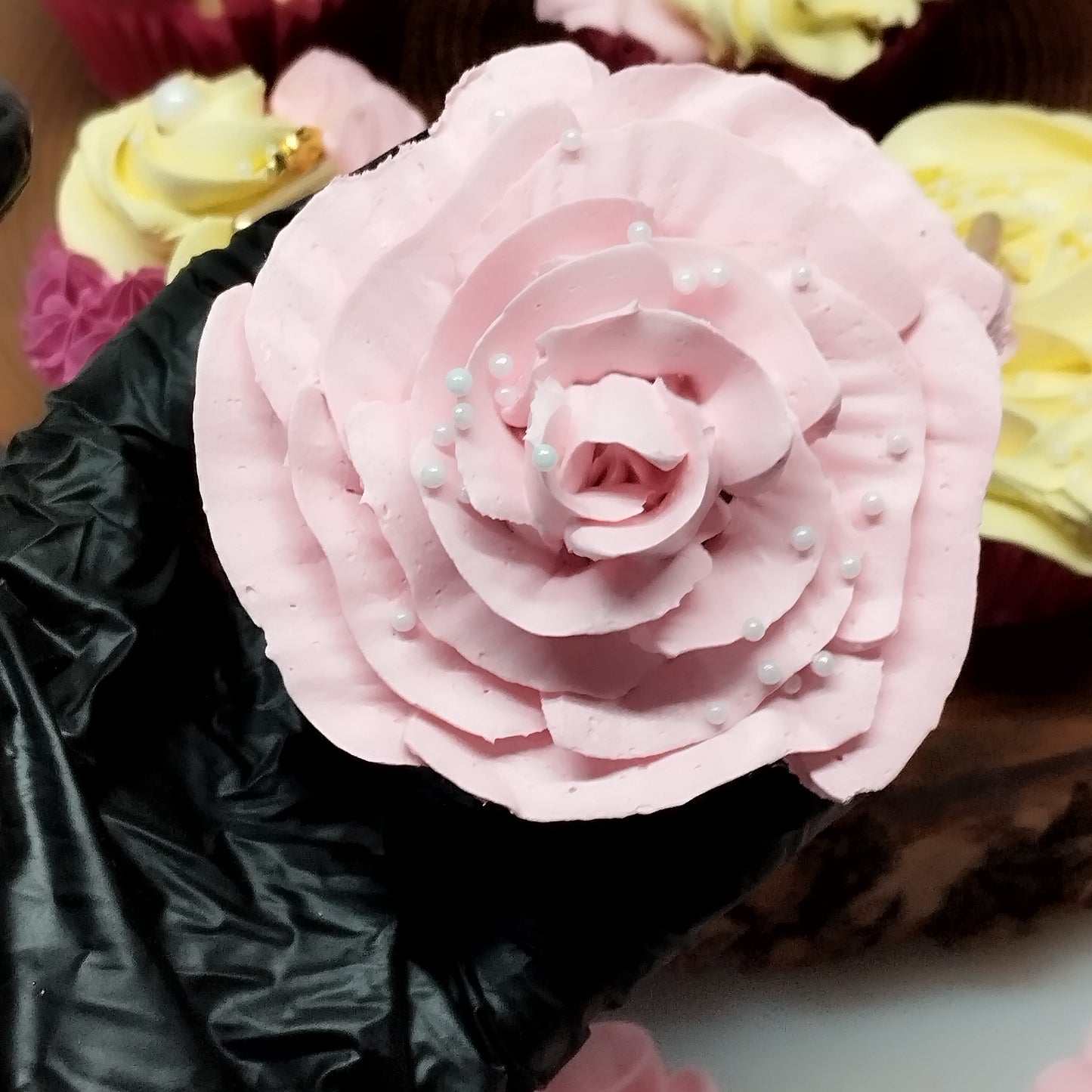 Pastelitos con merengue y grajeas