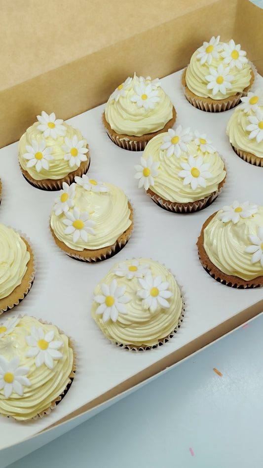 Cupcakes con merengue y detalles en fondant