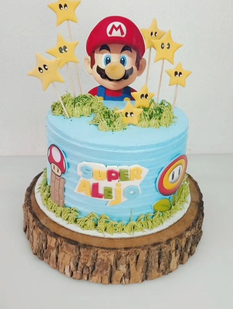 Torta clásica con Topper personalizado.