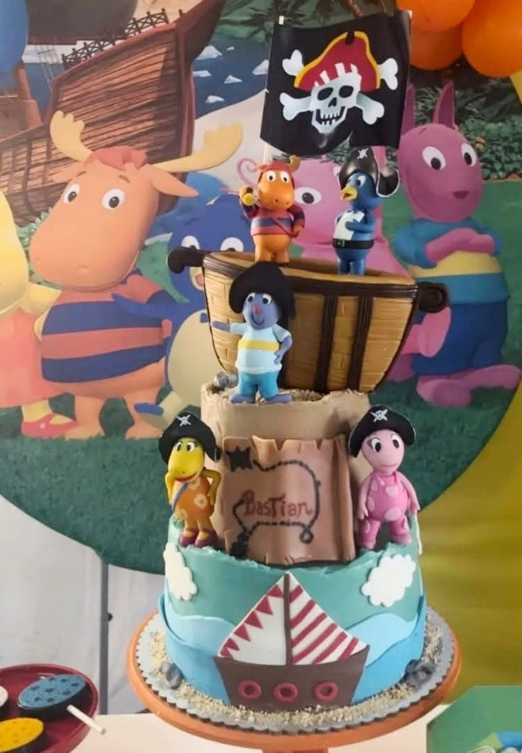 Tortas con figuras de porcelana fría