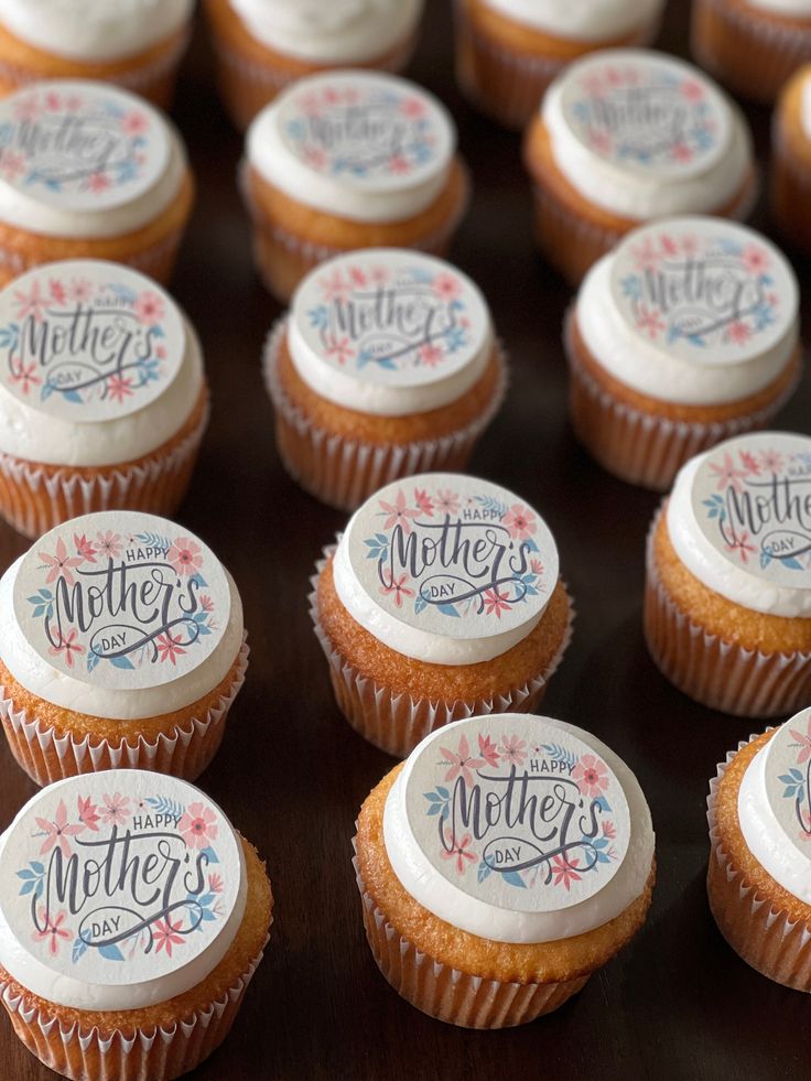 Cupcakes con merengue y lámina comestible